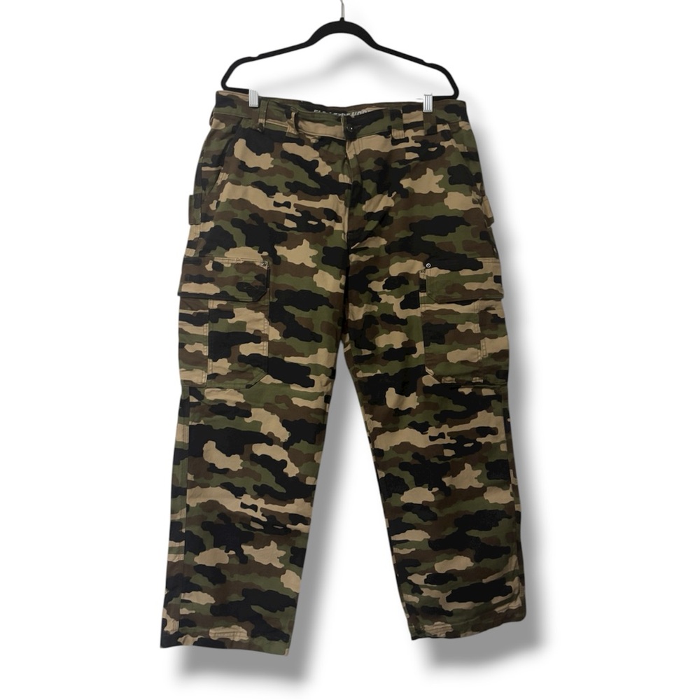 Duluth Trading Co Men's Green Camouflage Cargo Pants